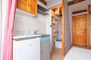 een kleine keuken met een wastafel en een toilet bij Jeux de boules 5 in Le Pradet