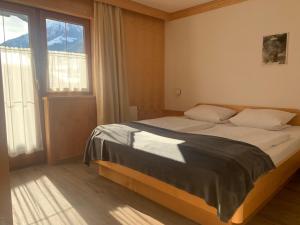 Rúm í herbergi á Pension Kuntschner