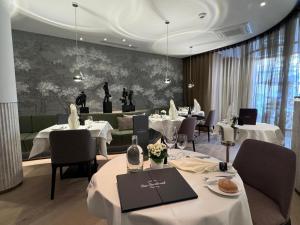 Reštaurácia alebo iné gastronomické zariadenie v ubytovaní Hotel Innsbruck
