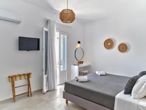 TV a/nebo společenská místnost v ubytování Akrotiri Hotel