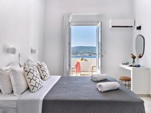 Postel nebo postele na pokoji v ubytování Akrotiri Hotel