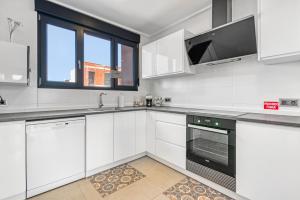 Η κουζίνα ή μικρή κουζίνα στο Horizon Blue I Private Pool Luxe I Free Parking I 3BR