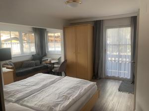 Rúm í herbergi á Pension Kuntschner