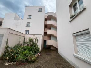 an external view of a building with flowers in a courtyard at Le Nid Douillet in Compiègne
