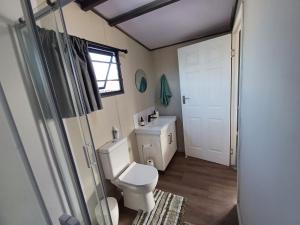 ein Badezimmer mit Toilette und Waschbecken und einem Fenster in der Unterkunft Lovedale Farm Getaway in Jansenville + 6 Fotos