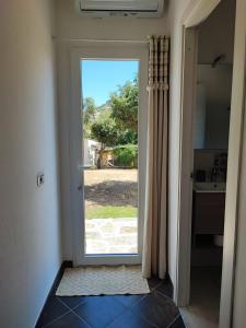 an open door with a view of a yard at Camera Indipendente Arzachena in Arzachena