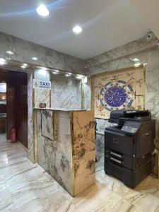 Habitación con pared de piedra y reloj en la pared en Lorenda hotel, en El Cairo