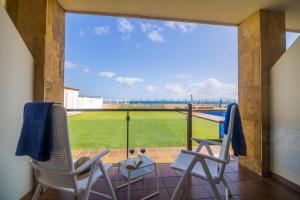 Hotel Boutique TAO Caleta Mar的阳台或露台
