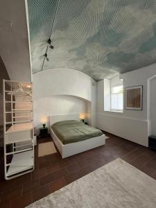 a bedroom with a bed and a vaulted ceiling at Ferienwohnung am Nikolai-Felsen in Bautzen