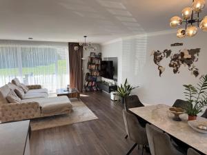 una sala de estar con un sofá y una mesa en DHARMA Stay VILA Self check-in, en Telšiai 27 fotos más