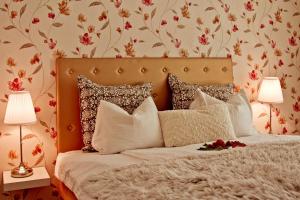 A bed or beds in a room at Amfora Panzió