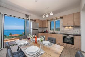Kuchyň nebo kuchyňský kout v ubytování Souzana Sea & Serenity Apartment