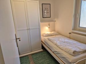 Ein Bett oder Betten in einem Zimmer der Unterkunft Urlauberdorf Haus 31d