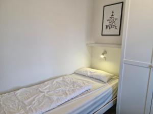 Ein Bett oder Betten in einem Zimmer der Unterkunft Urlauberdorf Haus 31d