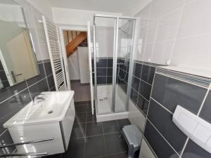 Ein Badezimmer in der Unterkunft Urlauberdorf Haus 31d