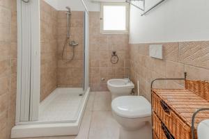 Un baño con inodoro, ducha y lavabo. en Struttura - Fico D'India, en San Pietro in Bevagna 19 fotos más