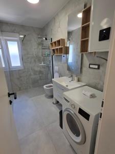 シムニにあるApartment Olea - for families onlyの洗濯機と洗面台を備えたバスルーム