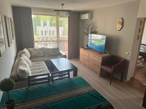 BŭnzaretoにあるKalia A7 Sunny Beachのソファとテレビのあるリビングルーム