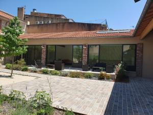 una casa con grandes ventanales y patio en Le grand mas du Couchadou, en Pernes-les-Fontaines 66 fotos más