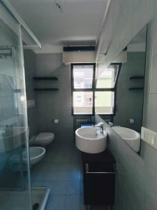 a bathroom with two sinks and a toilet at Flexrent Porto 3 camere - Flexrent Immobiliare Abissinia in Riccione +19 photos