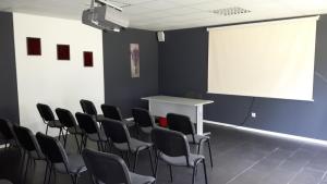 The business area and/or conference room at Complex Fretly