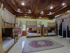 NongkhiawHeaven Backpackers Hostel的一间设有四张双层床和地毯的房间