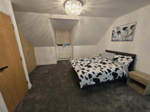 Postel nebo postele na pokoji v ubytování Peaceful four bed town house Free parking Windsor Heathrow