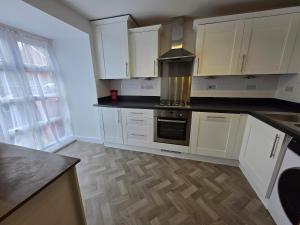 Kuchyň nebo kuchyňský kout v ubytování Peaceful four bed town house Free parking Windsor Heathrow