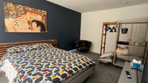 Postel nebo postele na pokoji v ubytování Kingsize Room in Prestwich