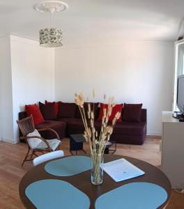 Χώρος καθιστικού στο ANNA Apartment, Downtown and Port on foot!