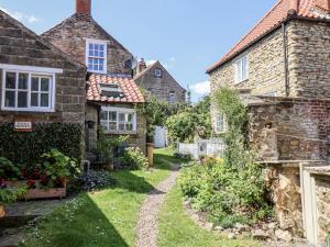 a cottage with a garden in front of a house at Hemdin Cottage in Pickering