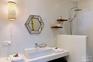 Vannituba majutusasutuses Villa Pirogue, pieds dans l'eau +19 fotot