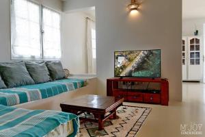 Televiisor ja/või meelelahutuskeskus majutusasutuses Villa Pirogue, pieds dans l'eau