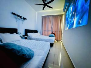 Postel nebo postele na pokoji v ubytování Modern Family-Fun Suites - Infinity Pool, Massage Chair, Indoor-Cinema with Balcony - M2
