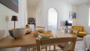 Un comedor con una mesa con cuencos encima. en Domo Fadda Orosei, en Orosei