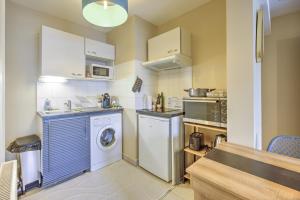 a small kitchen with a washer and dryer at Bonbini - 5min du Port de la Teste in La Teste-de-Buch +2 photos
