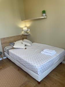 une chambre avec un lit avec deux serviettes dessus dans l'établissement Chambres avec espaces communs équipés parfait pour séjour professionnel ou ambiance conviviale, à Laval