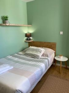a bedroom with a bed and a small table at Coliving Les Rosiers in Laval