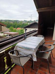 バート・エンドルフにあるRuhiges Appartement Kampenwandのバルコニー(テーブル、椅子2脚付)