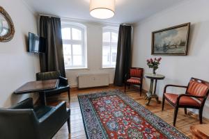 a living room with chairs and a table and a rug at Apartments in der Blocksquerstraße in Lübeck