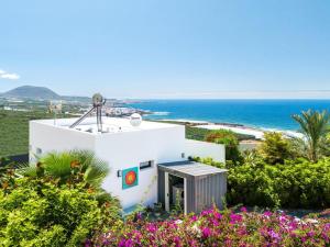 a white house with a view of the ocean at Las Pardelas, Ferienhaus mit Meer-, Küsten- und Bergblick im grünen Norden Teneriffas in Las Cruces