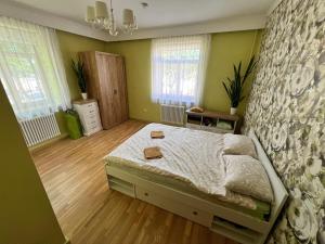 een slaapkamer met een bed in een kamer bij Blakus bērnu pilsētiņai un pludmalei in Ventspils