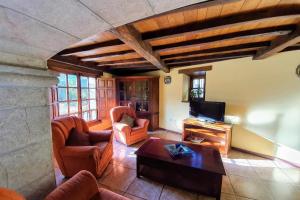 un soggiorno con divani e TV di Casa vacacional Dario a Rales