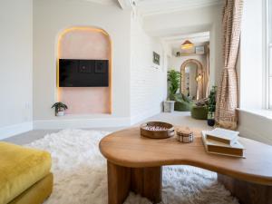 sala de estar con mesa de centro y sofá en The Loft - a stylish 2-bed in prime central location - Pass the Keys, en Shrewsbury