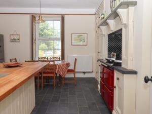 ビデフォードにあるLittleham Court Manorのテーブルとダイニングルームのあるキッチン