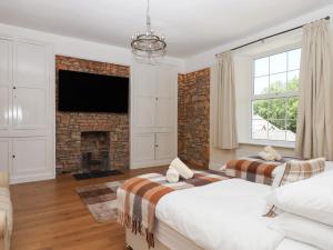 ビデフォードにあるLittleham Court Manorのベッドルーム1室(ベッド2台、暖炉付)