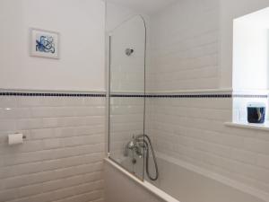 ビデフォードにあるLittleham Court Manorの浴室のガラス扉付きシャワー +37枚の写真