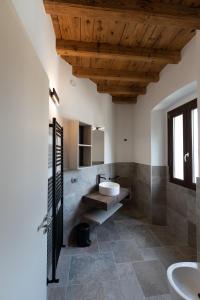 Koupelna v ubytování 4 Elementi Relais B&B Lonato del Garda + 37 fotografií
