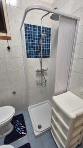 オリヴェーリにあるVillaggio la tonnaraのシャワーとトイレ付きのバスルーム