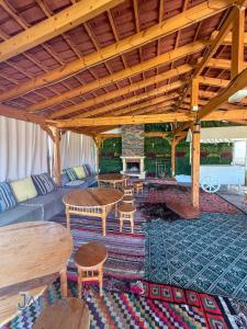 Posezení v ubytování Essanya Chalet with a private pool - Country side of nabeul